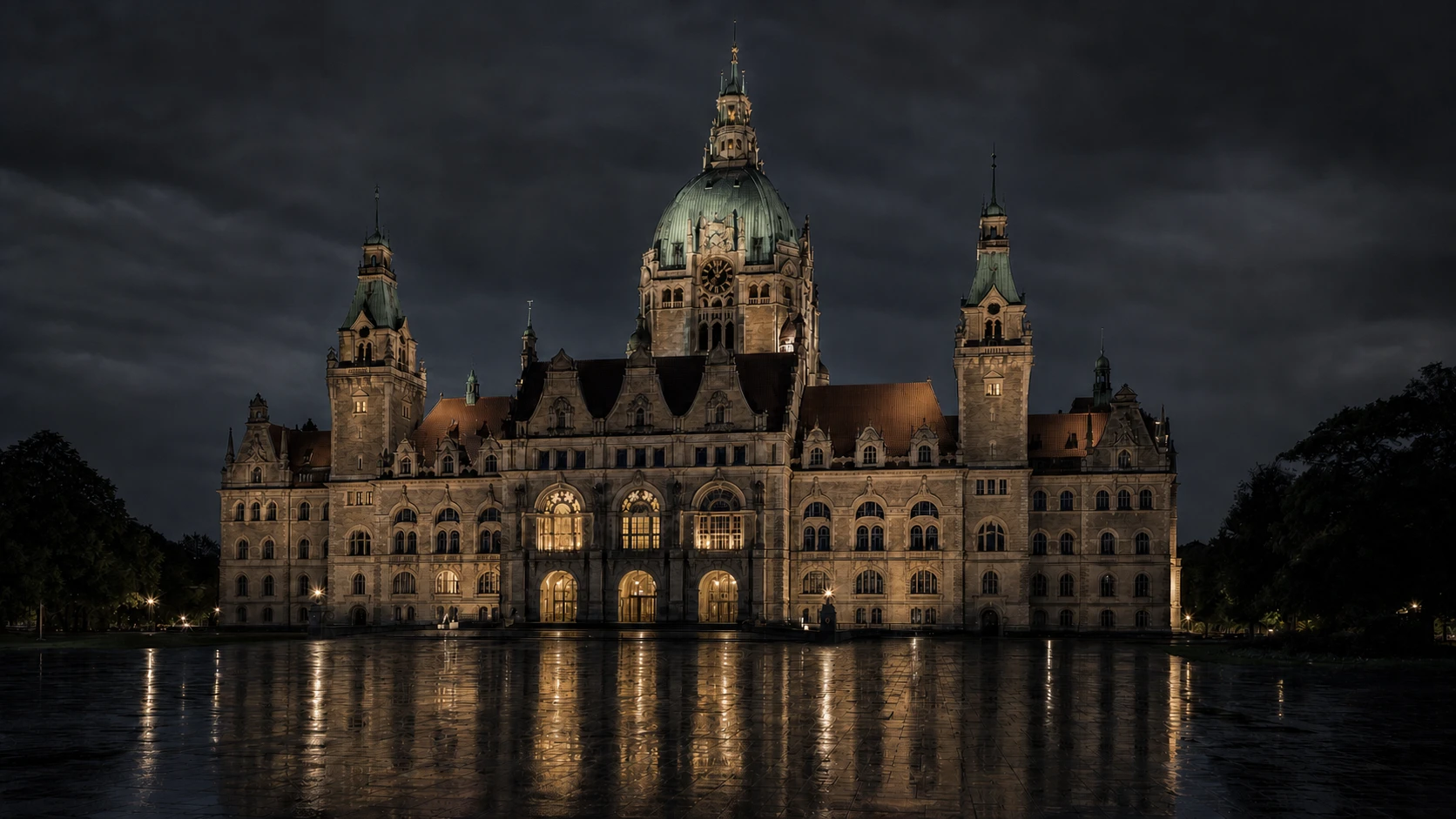 Neues Rathaus Hannover in einer dunklen, champagnerfarben beleuchteten Abendstimmung